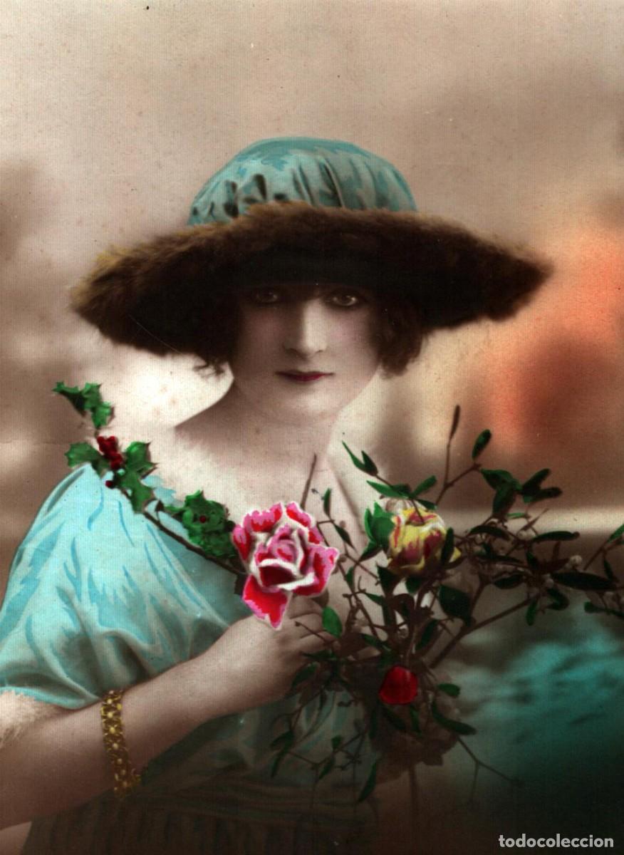 Postales: bella se&ntilde;orita con sombrero y flores escrita