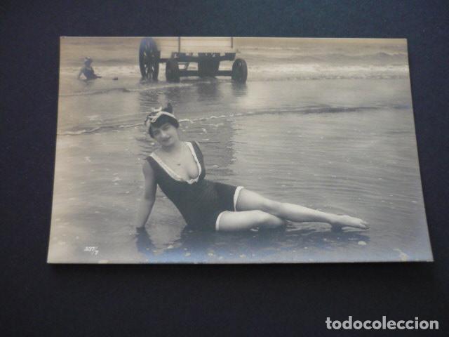 Cartoline: MUJER EN LA PLAYA POSTAL