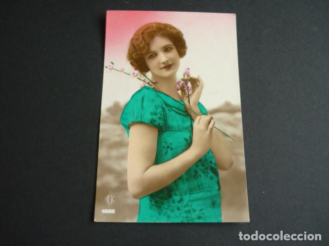 MUJER ELEGANTE POSTAL