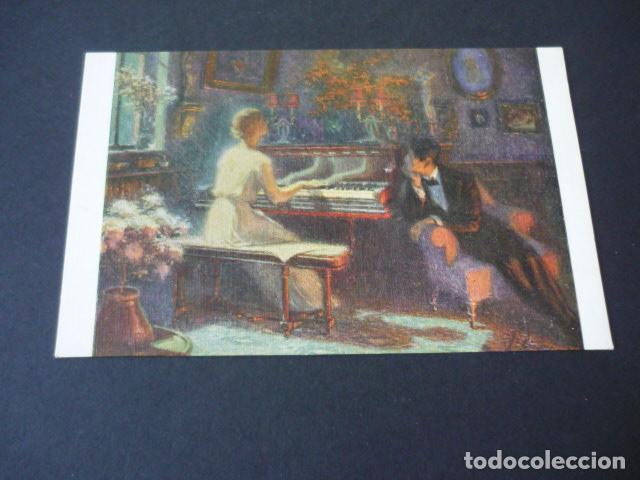 MUJER TOCANDO EL PIANO POSTAL