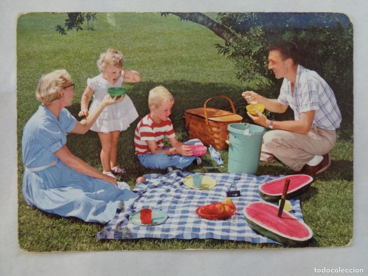 Postales: BONITA POSTAL GALANTE CON FAMILIA FELIZ DE PICNIC COMIENDO SANDIA . A&Ntilde;OS 60