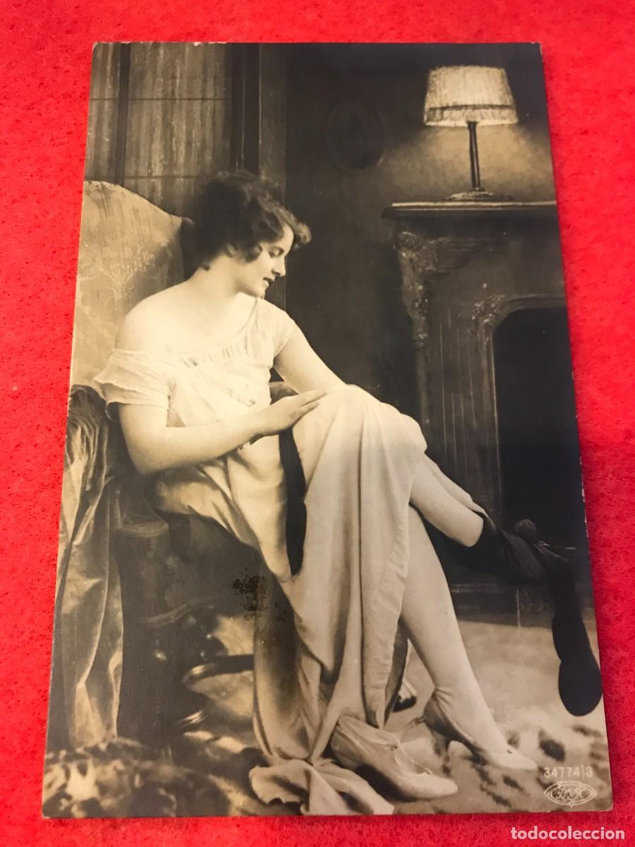 Cartes Postales: POSTAL. MUJER COLOC&Aacute;NDOSE UNA MEDIA. NO ESCRITA