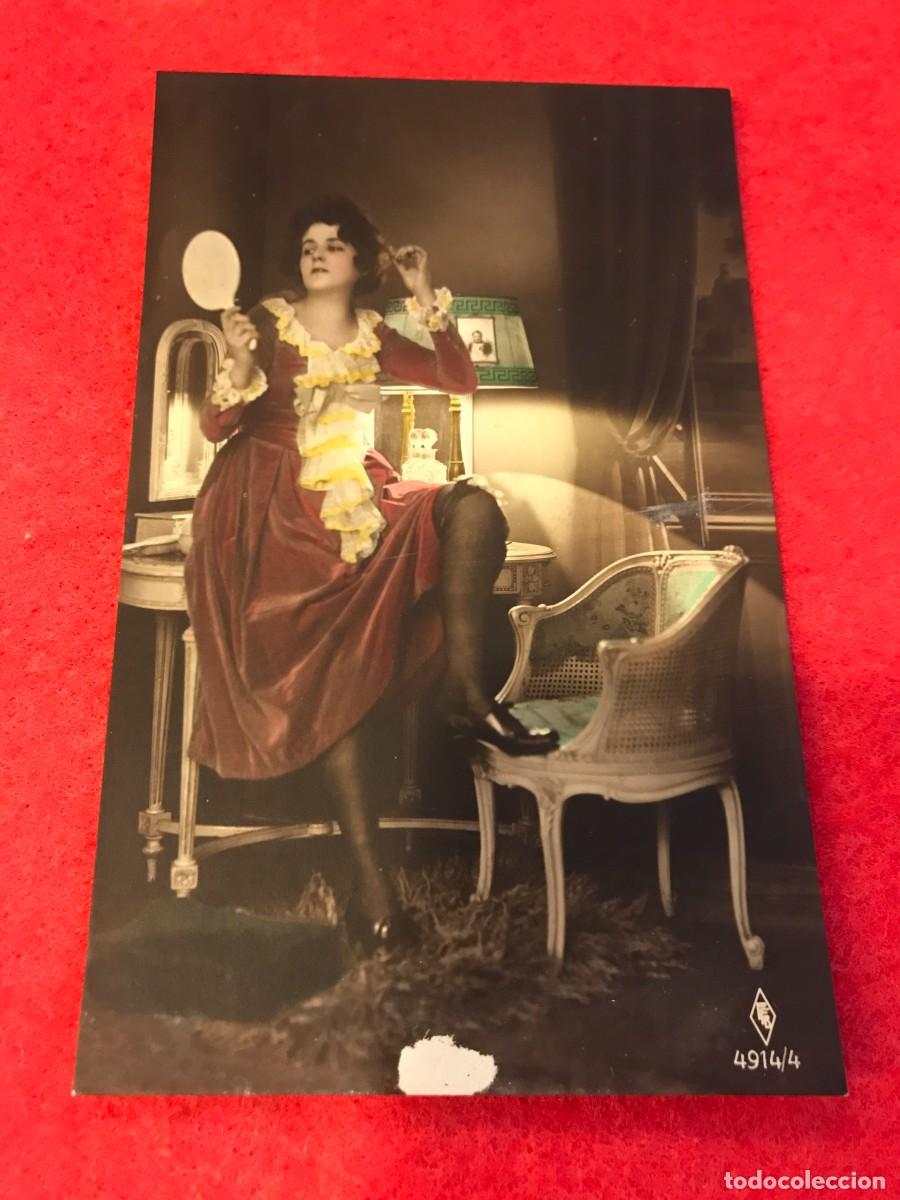Cartes Postales: POSTAL. MUJER MIR&Aacute;NDOSE EN EL ESPEJO. NO ESCRITA