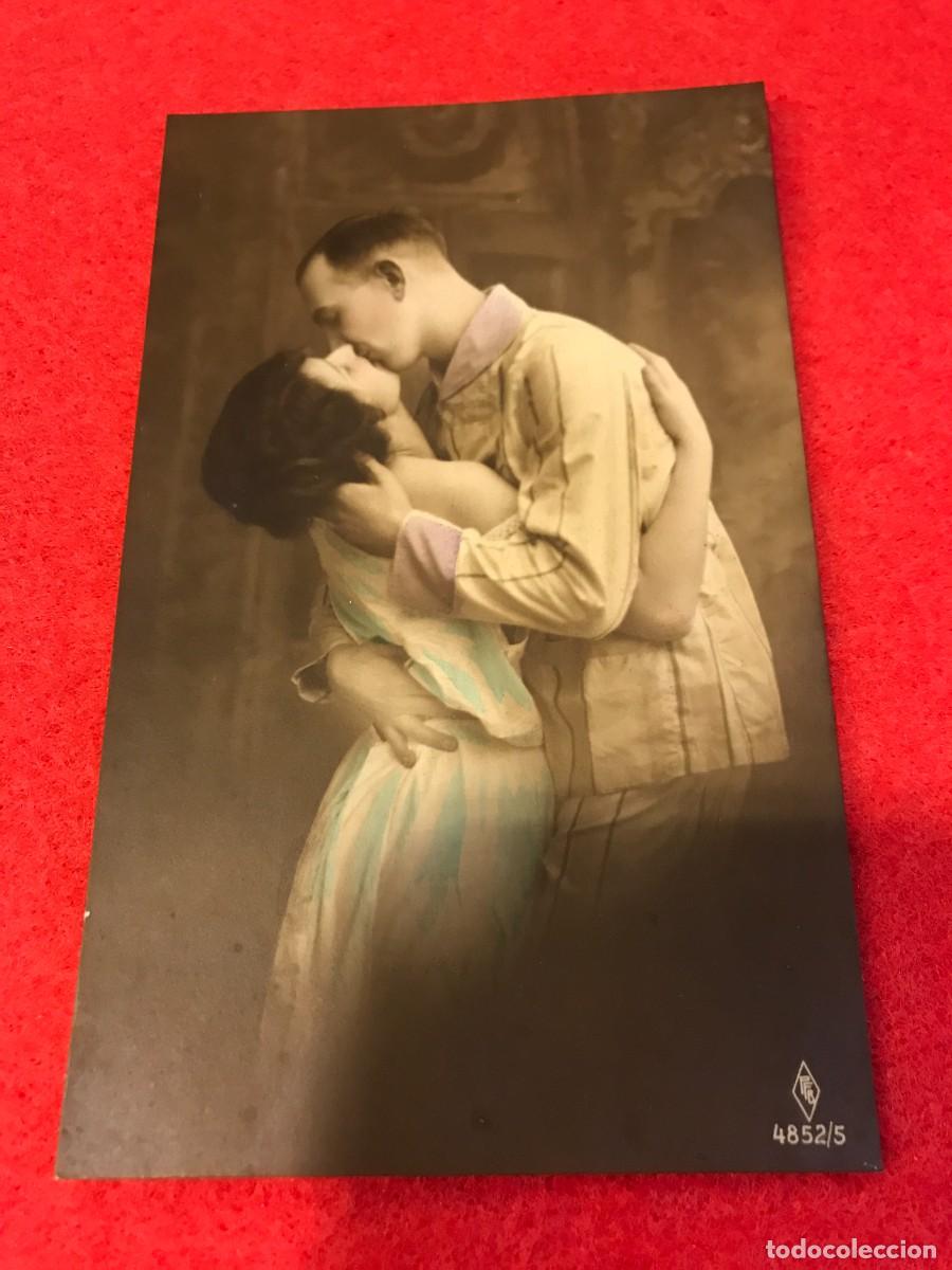 Cartoline: POSTAL. PAREJA DE ENAMORADOS BES&Aacute;NDOSE. NO ESCRITA