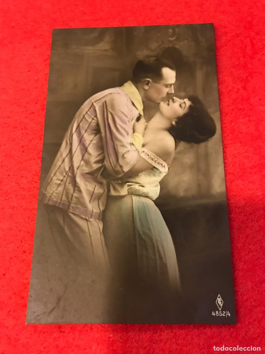 Cartes Postales: POSTAL. PAREJA DE ENAMORADOS BES&Aacute;NDOSE. NO ESCRITA