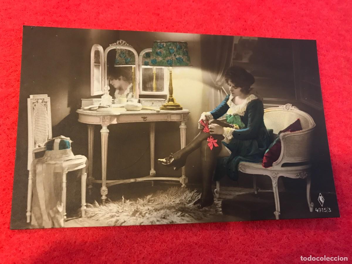 Cartoline: POSTAL. MUJER COLOC&Aacute;NDOSE LAS MEDIAS. NO ESCRITA