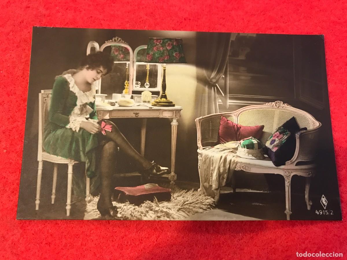 Cartes Postales: POSTAL. MUJER COLOC&Aacute;NDOSE LAS MEDIAS. NO ESCRITA