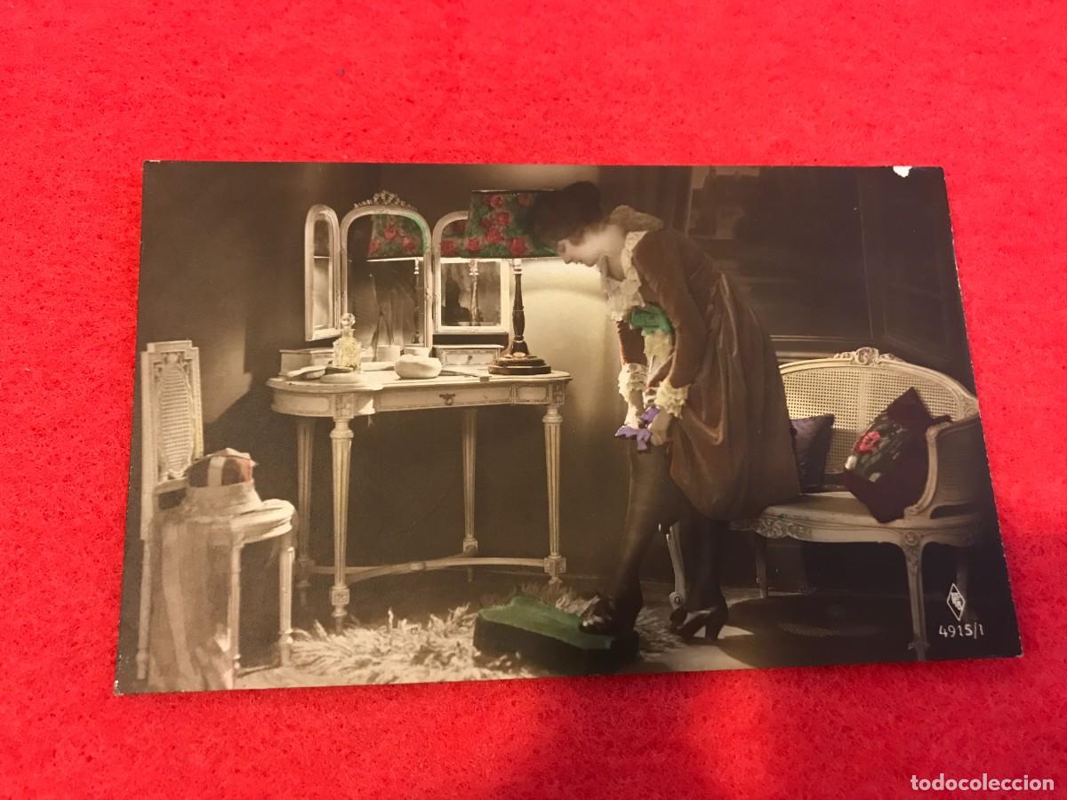 Postais: POSTAL. MUJER COLOC&Aacute;NDOSE LAS MEDIAS. NO ESCRITA