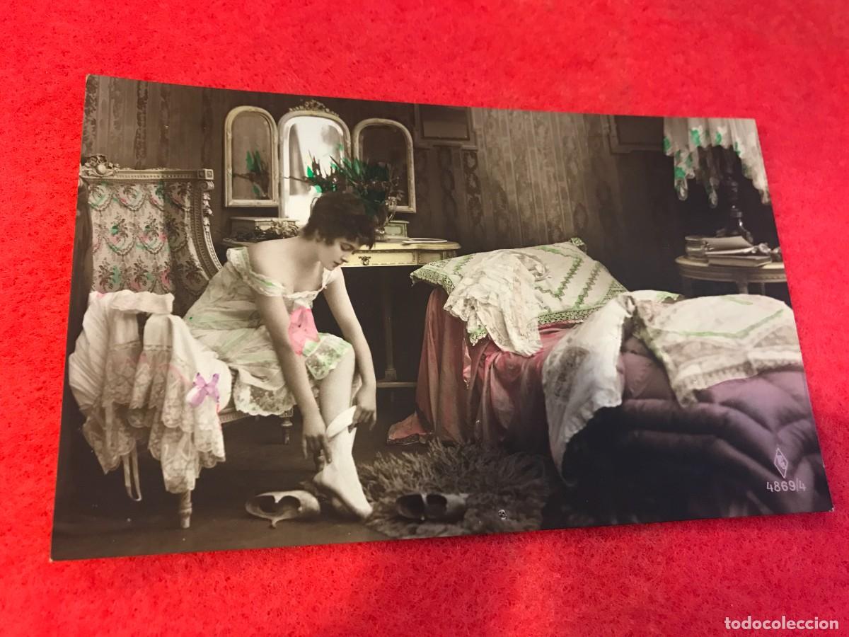 Cartoline: POSTAL. MUJER EN SU HABITACI&Oacute;N, PONI&Eacute;NDOSE LAS MEDIAS. NO ESCRITA