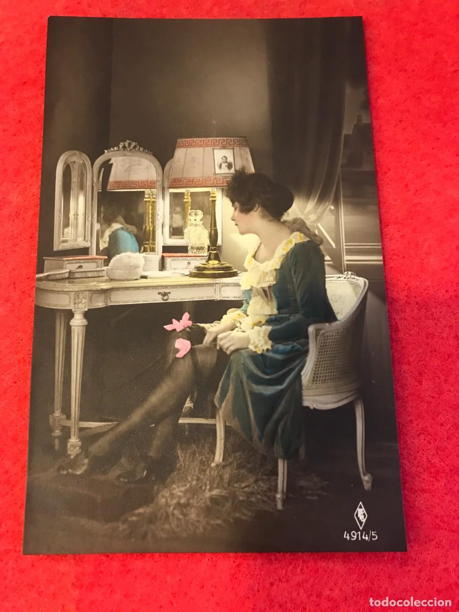 Cartes Postales: POSTAL. MUJER COLOC&Aacute;NDOSE LAS MEDIAS. NO ESCRITA