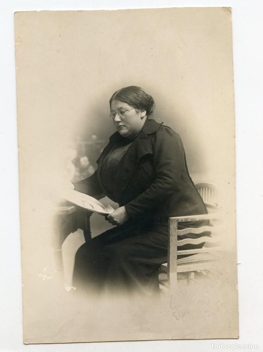 Cartoline: Antigua postal fotogr&aacute;fica de se&ntilde;ora sentada. (a&ntilde;os 10/20) N/C