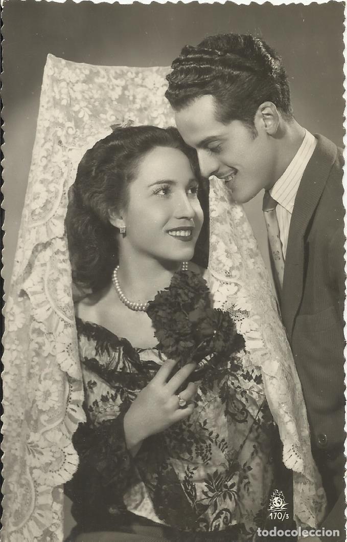 Postais: Postal Mujer con mantilla y hombre. En blanco y negro. 9x14 cm. A&ntilde;os 1950. 170/3
