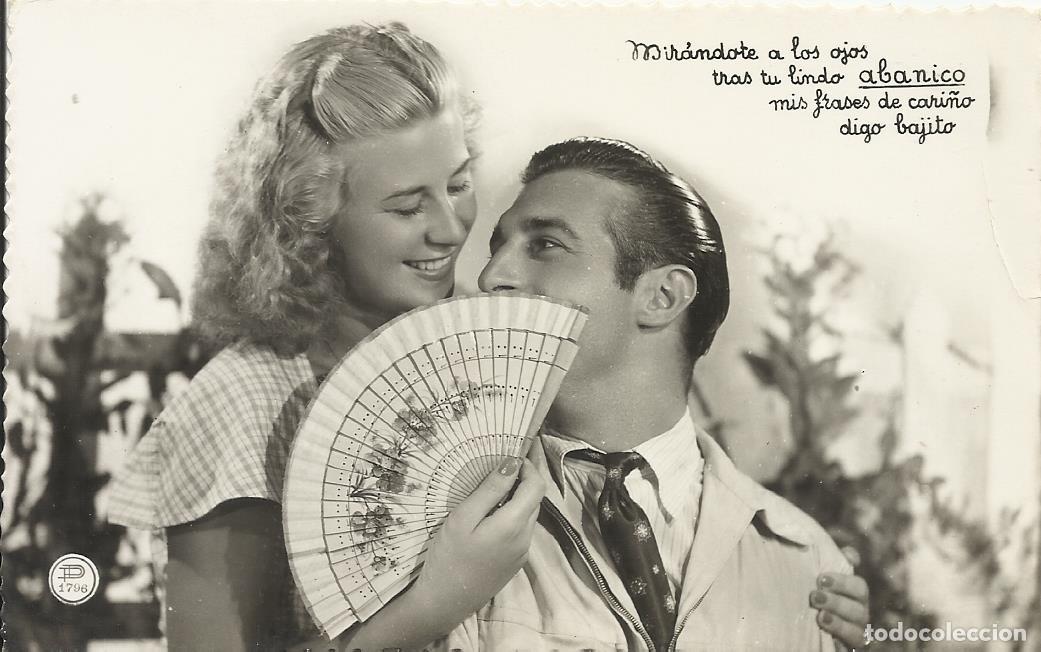 Postais: Postal Matrimonio. Mir&aacute;ndote a los ojos tras tu lindo abanico En blanco y negro. 9x14 cm. A&ntilde;os 1950.