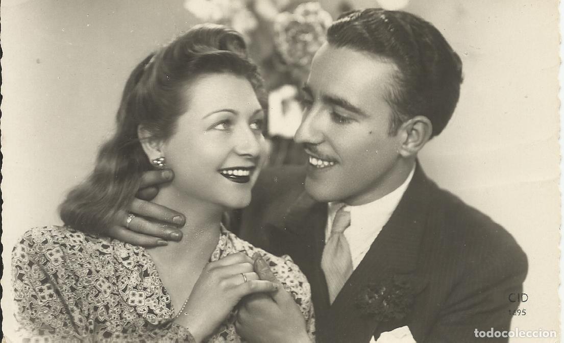 Postais: Postal Pareja joven acaramelados. Blanco y negro. 9x14 cm. A&ntilde;os 1950. CID 1695.