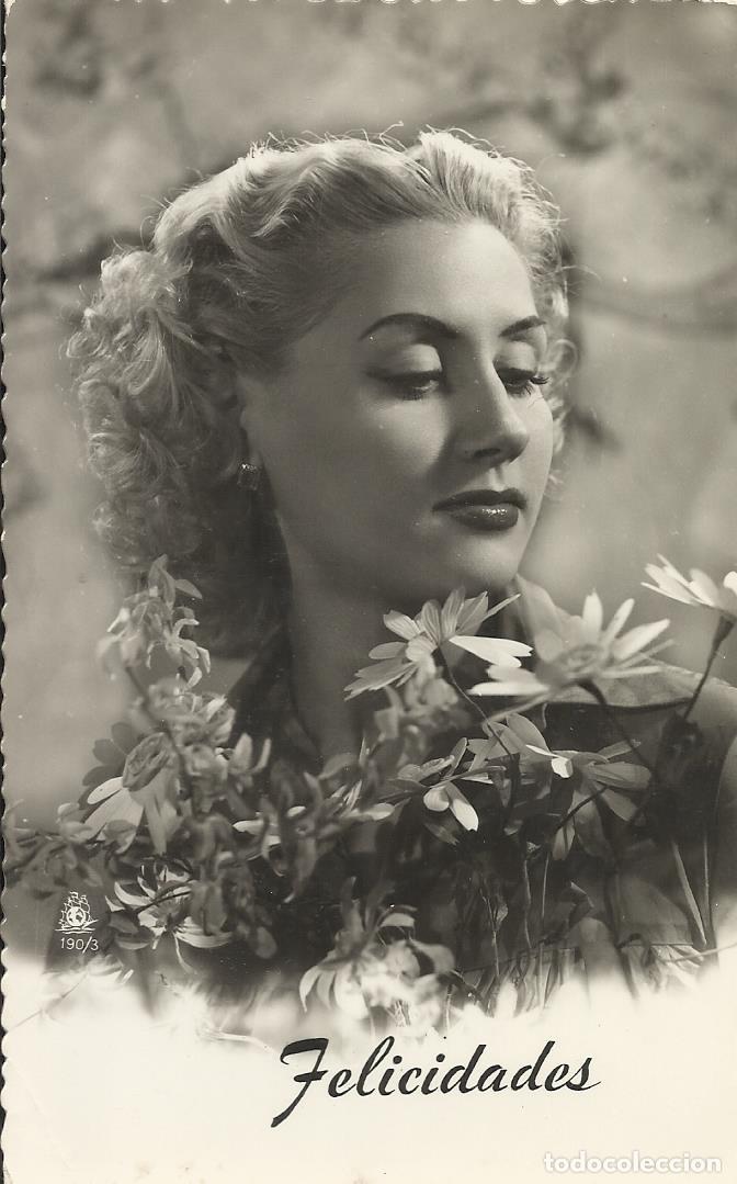 Postais: Postal Mujer con flores. Felicidades. Blanco y negro. 9x14 cm. A&ntilde;os 1950.