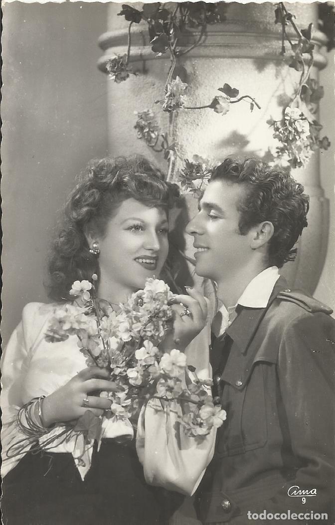 Postais: Postal Pareja con flores. Cima 9. Blanco y negro. 9x14 cm. A&ntilde;os 1950.