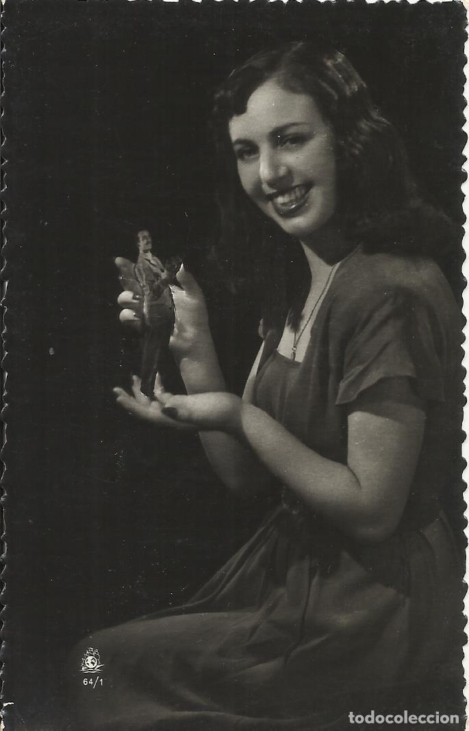 Postais: Postal Mujer con hombre peque&ntilde;o en la mano. 64/1. Blanco y negro. 9x14 cm. A&ntilde;os 1950.