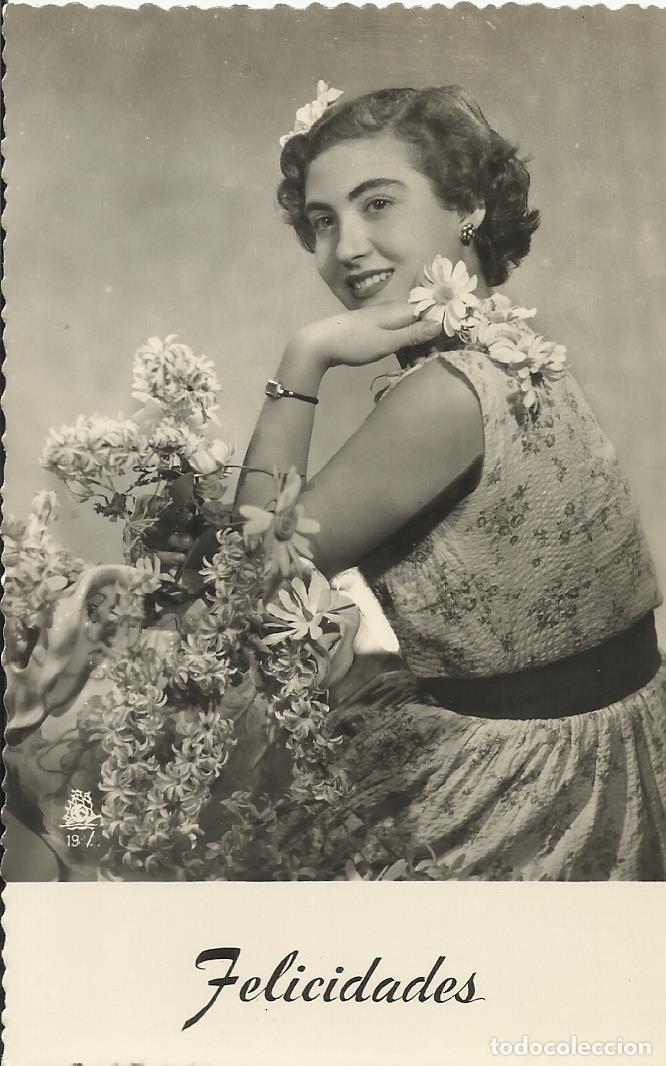 Postais: Postal Mujer joven con vestido y flores. Felicidades. Blanco y negro. 9x14 cm. A&ntilde;os 1950.