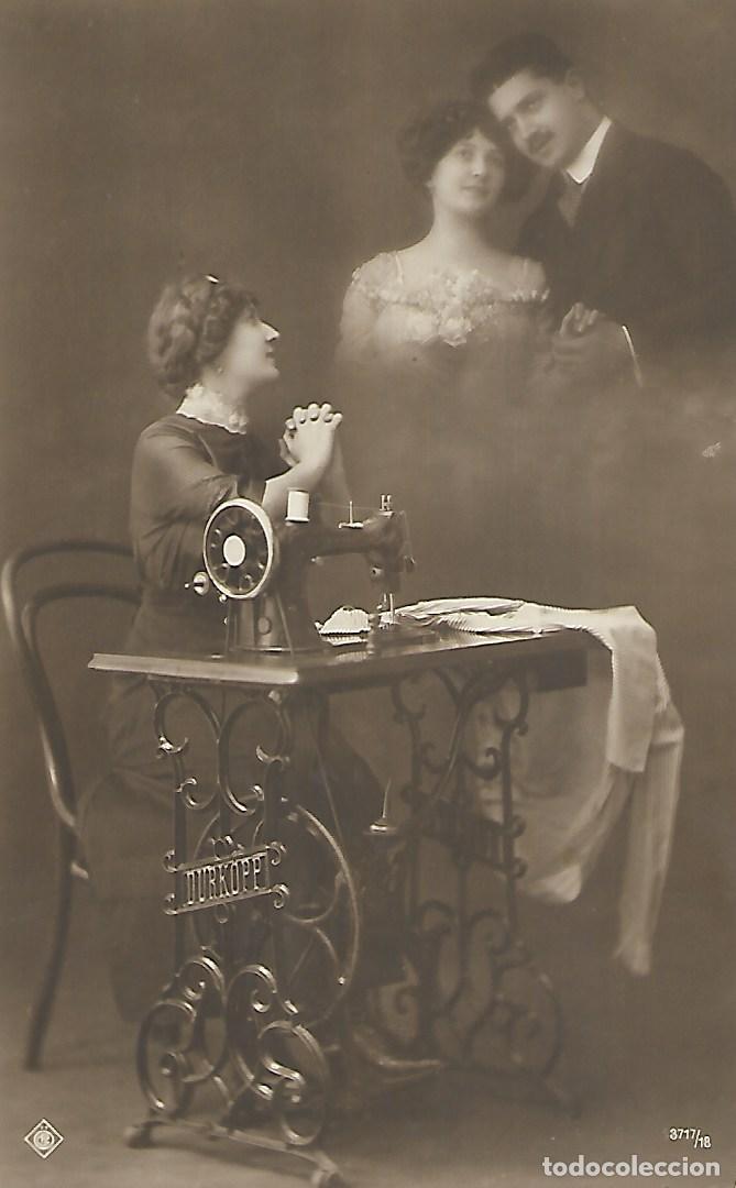 Cartoline: ANTIGUA POSTAL-COSIENDO Y PENSANDO (1913)
