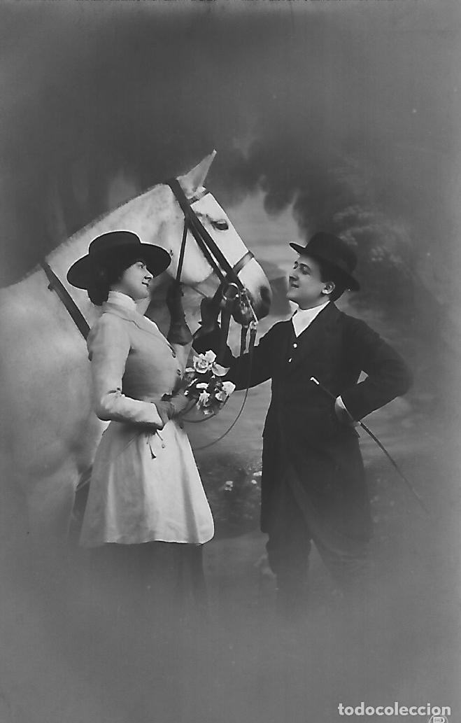 Postcards: ANTIGUA POSTAL-PAREJA CON CABALLO (Pincipios 1900)