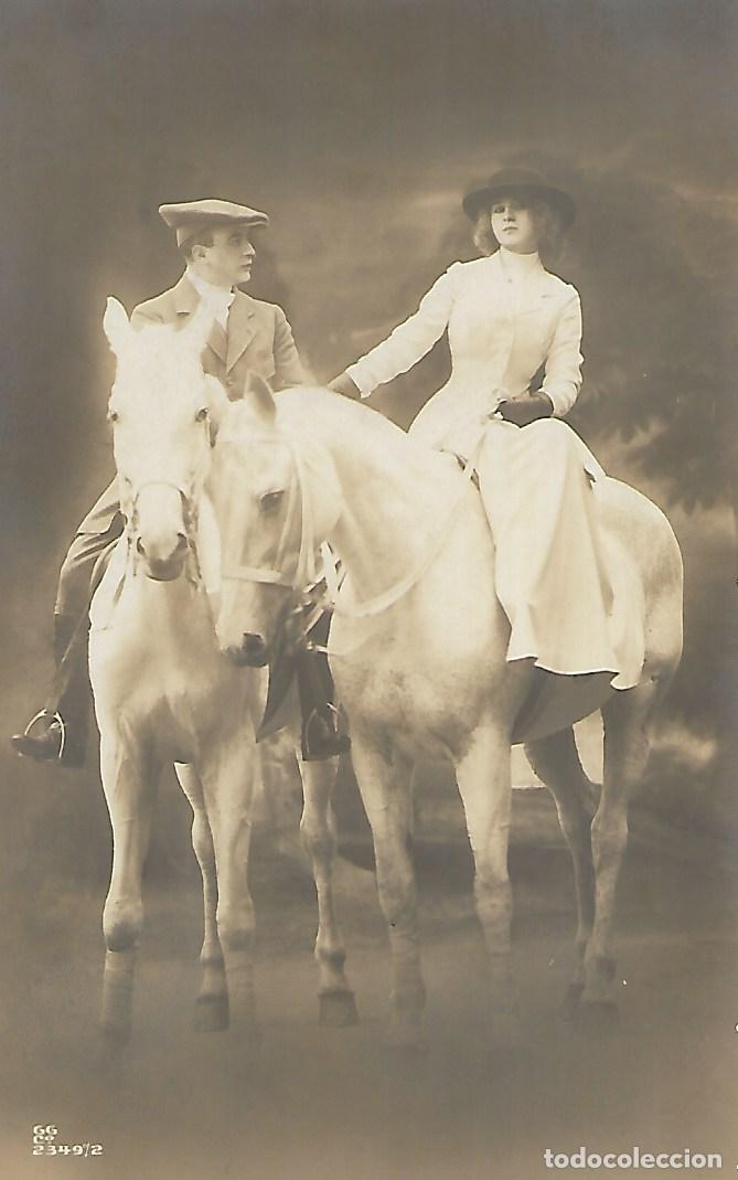 Postcards: ANTIGUA POSTAL-PAREJA A CABALLO (Principios 1900)