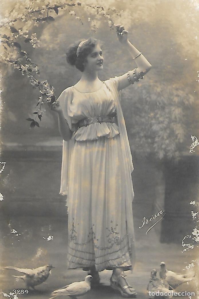Postcards: ANTIGUA POSTAL-DAMA CON FLORES Y PALOMAS (Principios 1900)