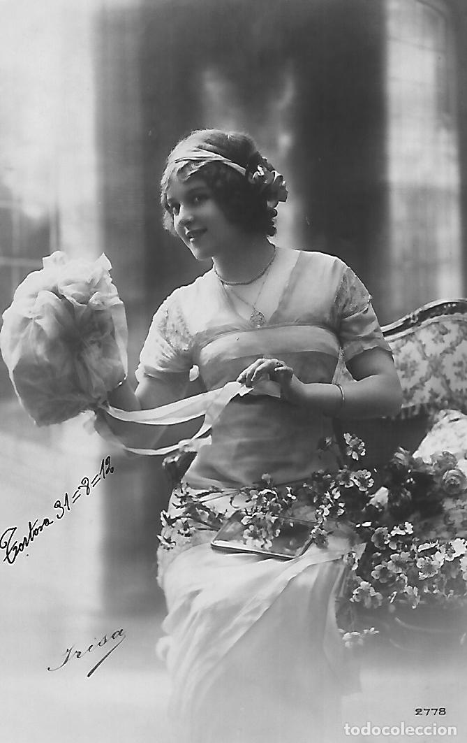 Postcards: ANTIGUA POSTAL-DAMA CON FLORES ABRIENDO REGALO (1912)