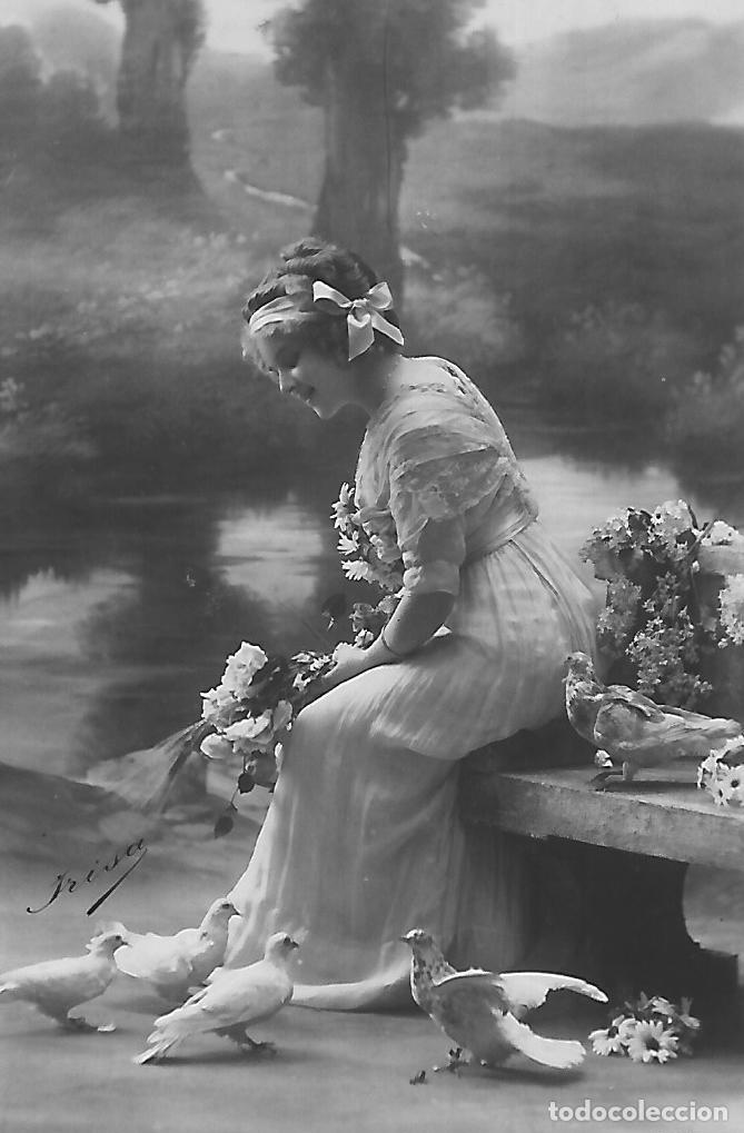 Postcards: ANTIGUA POSTAL-DAMA CON FLORES Y PALOMAS (Principios 1900)