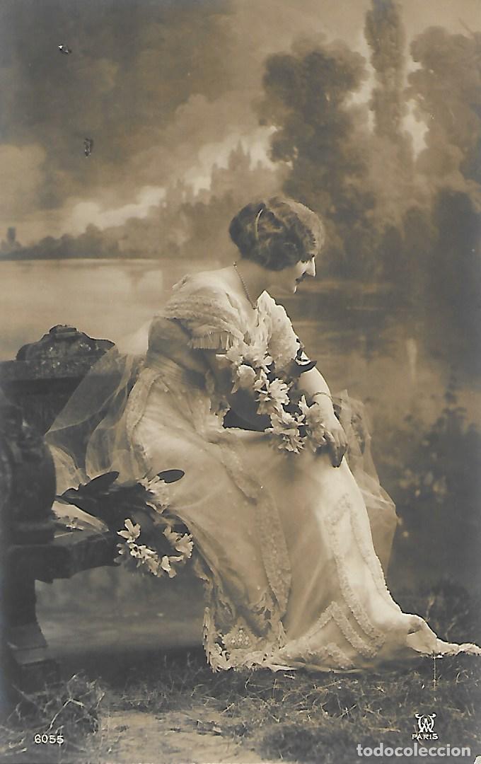 Postcards: ANTIGUA POSTAL-DAMA SENTADA CON FLORES (1915)