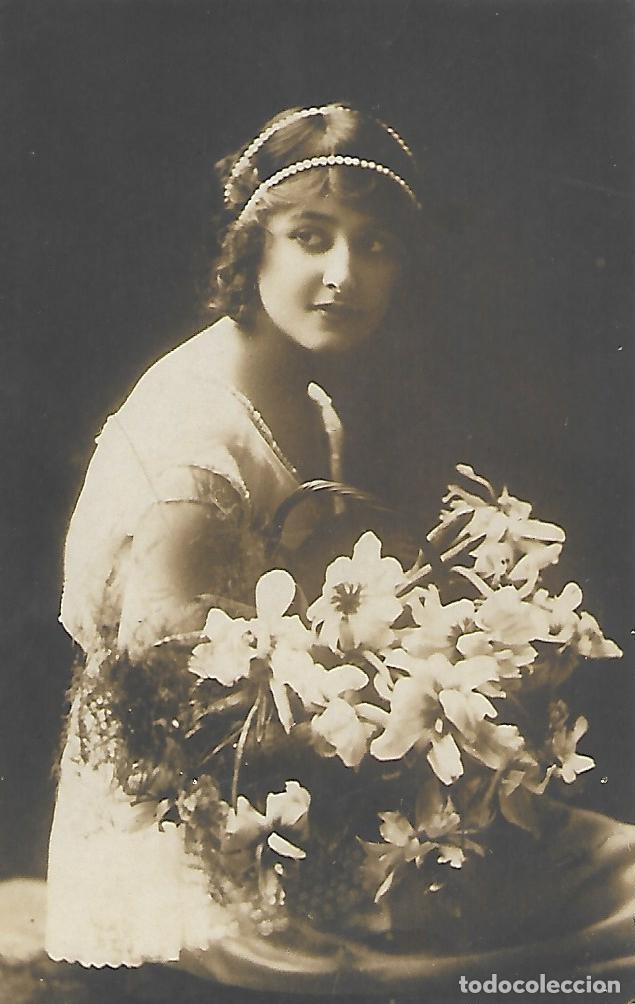 Postcards: ANTIGUA POSTAL-DAMA CON CESTA DE FLORES (Principios 1900)