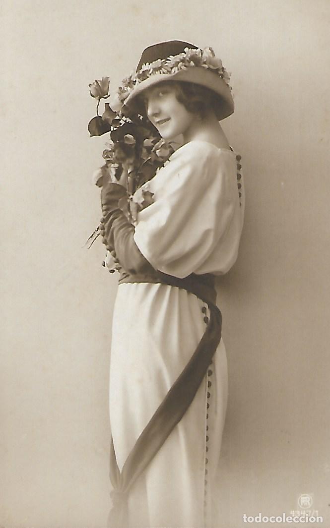 Postcards: ANTIGUA POSTAL-ELEGANTE DAMA CON FLORES Y SOMBRERO (1914)
