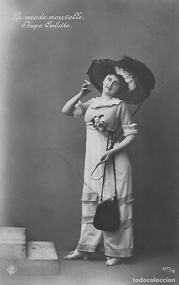 Postcards: ANTIGUA POSTAL-DAMA FUMANDO CON BOLSO Y SOMBRERO (Principios 1900)