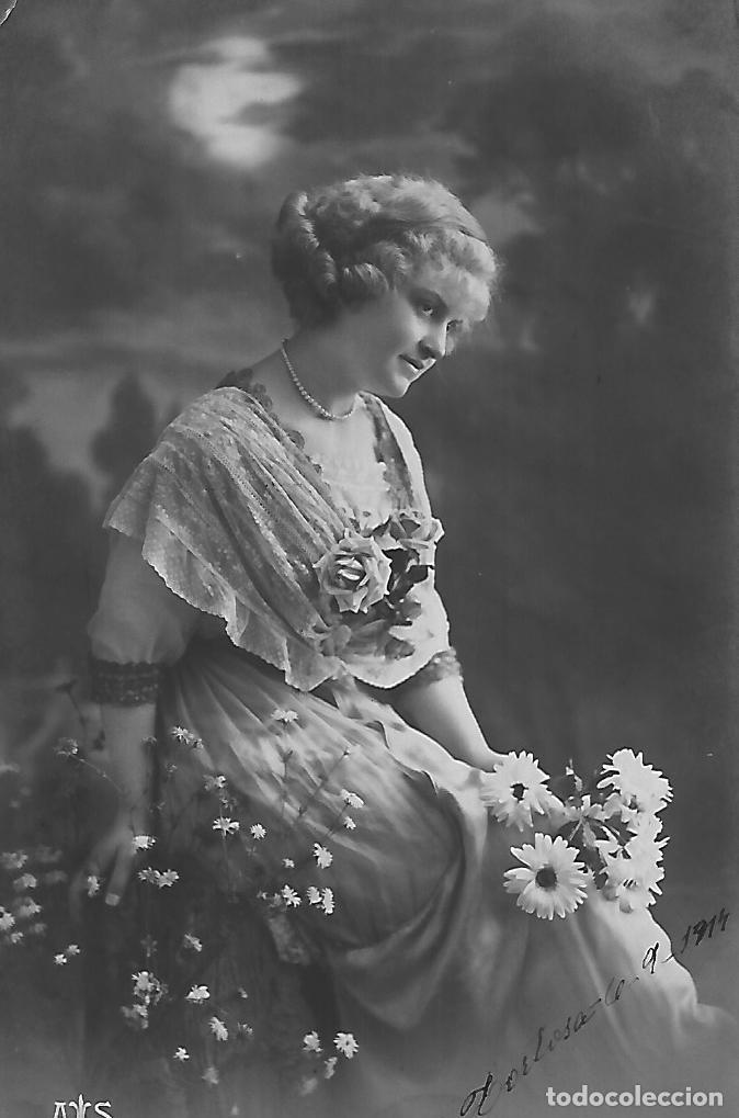 Postcards: ANTIGUA POSTAL-DAMA CON FLORES (1914)