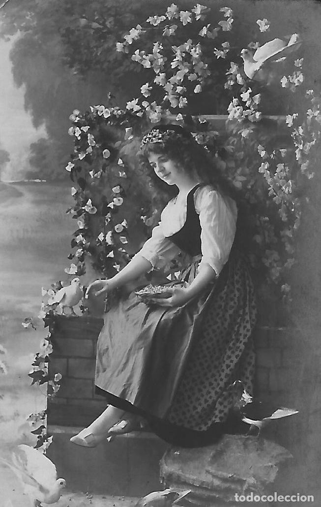 Postcards: ANTIGUA POSTAL-DAMA CON FLORES DANDO DE COMER A LAS PALOMAS (Principios 1900)