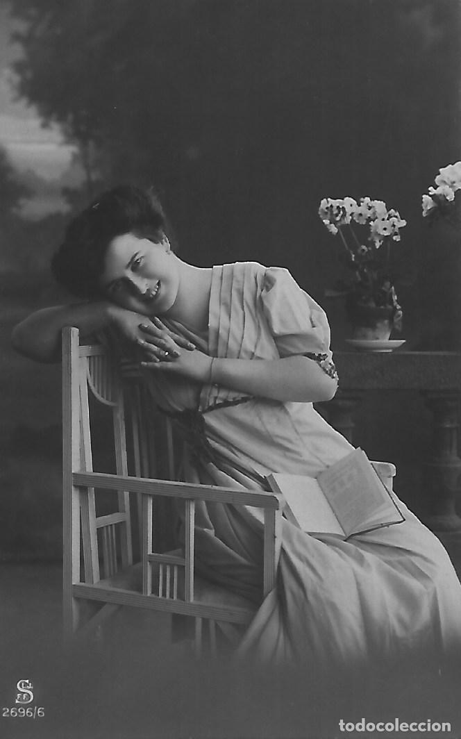 Postcards: ANTIGUA POSTAL-DAMA REPOSANDO EN SILL&Oacute;N (Principios 1900)