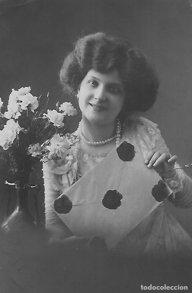 Postcards: ANTIGUA POSTAL-DAMA CON FLORES Y SOBRE LACRADO (1912)