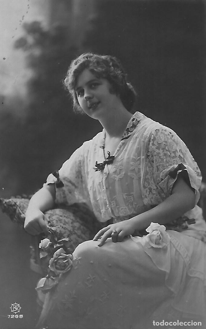 Postcards: ANTIGUA POSTAL-DAMA CON FLORES (Principios 1900)