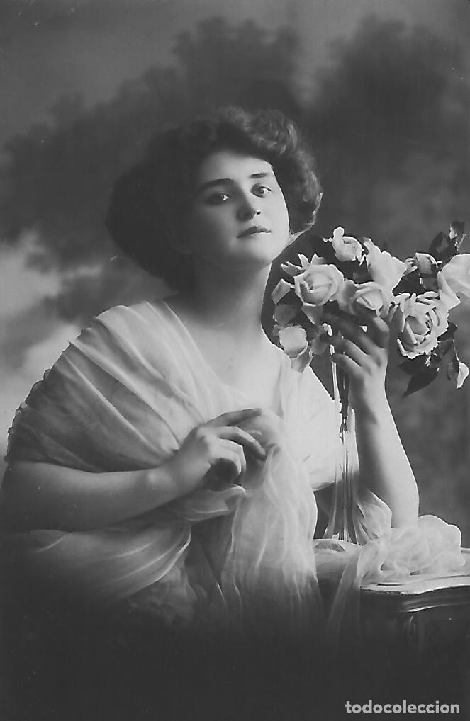 Postcards: ANTIGUA POSTAL-DAMA CON FLORES (Principios 1900)
