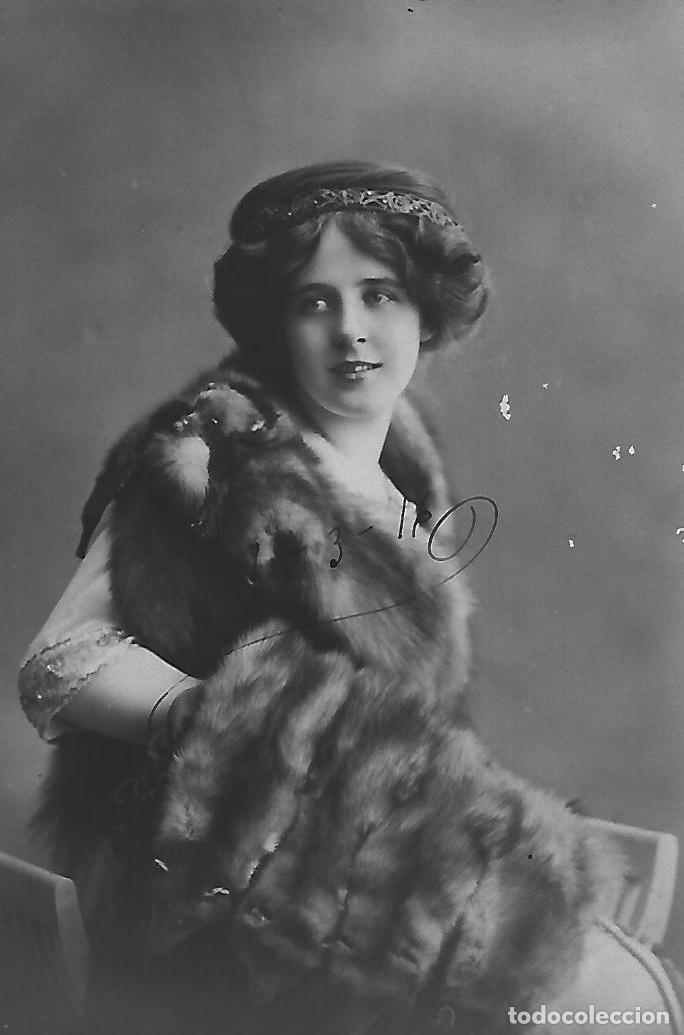 Postcards: ANTIGUA POSTAL-DAMA CON ABRIGO Y DIADEMA (1916)