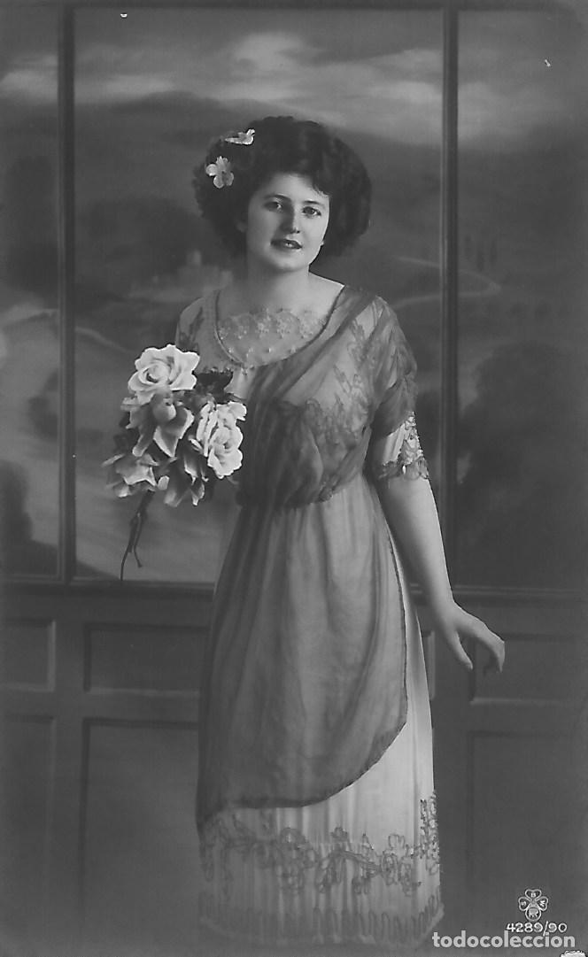 Postcards: ANTIGUA POSTAL-ELEGANTE DAMA CON FLORES (1912)