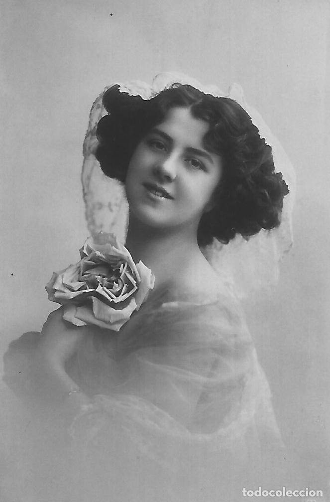 Postales: ANTIGUA POSTAL-DAMA CON FLOR (Principios 1900)