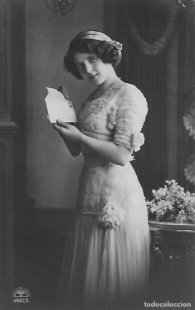 Postales: ANTIGUA POSTAL-DAMA ABRIENDO CARTA (Principios 1900)