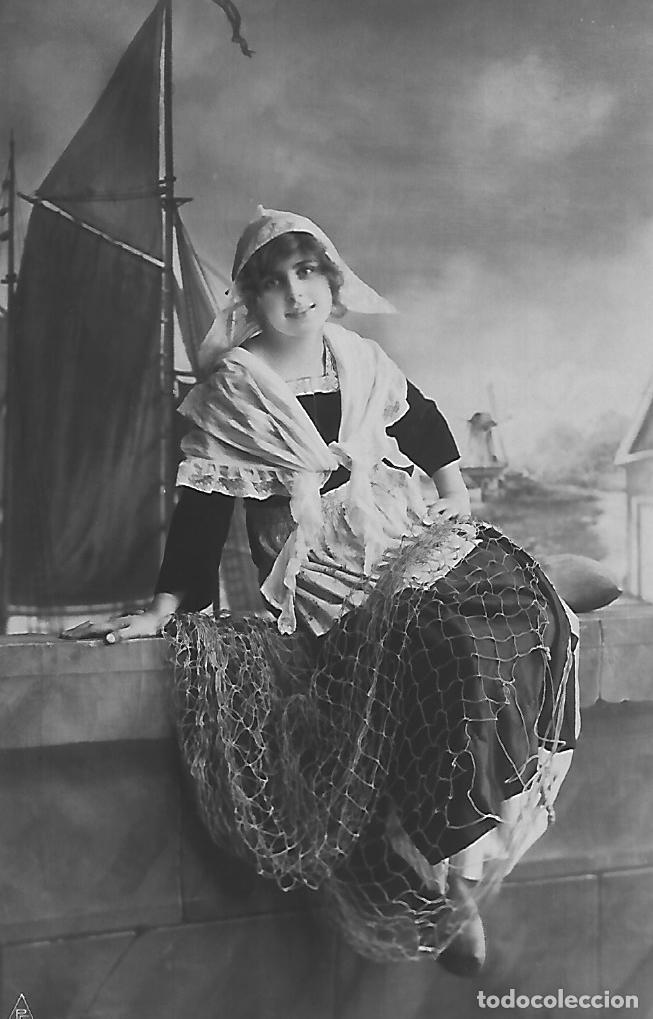 Postales: ANTIGUA POSTAL-DAMA CON RED DE PESCA (1914)