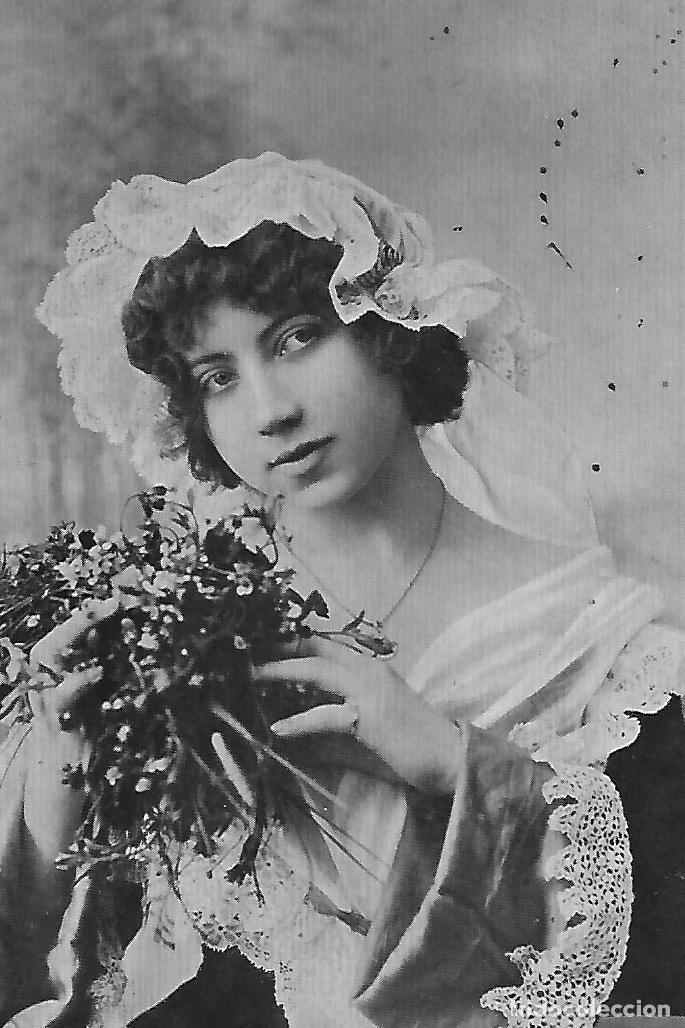 Postales: ANTIGUA POSTAL-DAMA CON FLORES (Principios 1900)