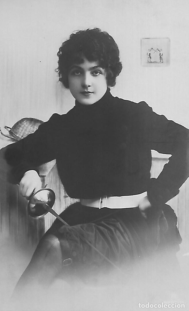 Postkarten: ANTIGUA POSTAL-DAMA CON FLORETE (1915)