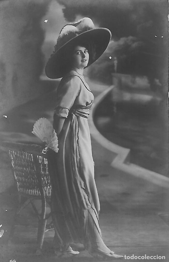 Postkarten: ANTIGUA POSTAL-DAMA CON SOMBRERO Y ABANICO (Principios 1900)
