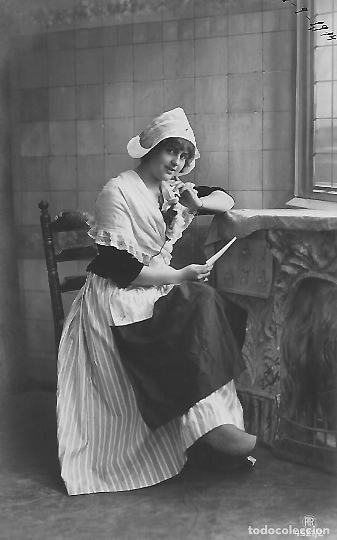 Postkarten: ANTIGUA POSTAL-DAMA LEYENDO CARTA (1914)