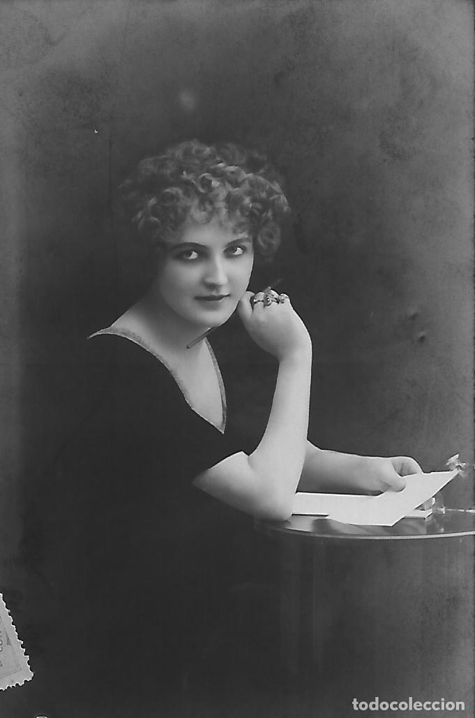 Postkarten: ANTIGUA POSTAL-DAMA CON CARTA (1914)