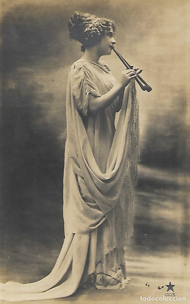 Postkarten: ANTIGUA POSTAL-DAMA CON TUNICA TOCANDO INSTRUMENTO DE VIENTO (Principios 1900)