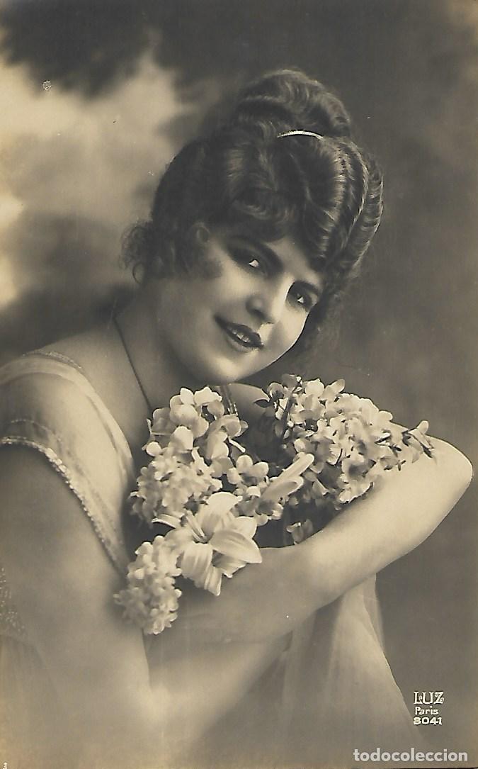 Postkarten: ANTIGUA POSTAL-DAMA CON FLORES (Principios 1900)